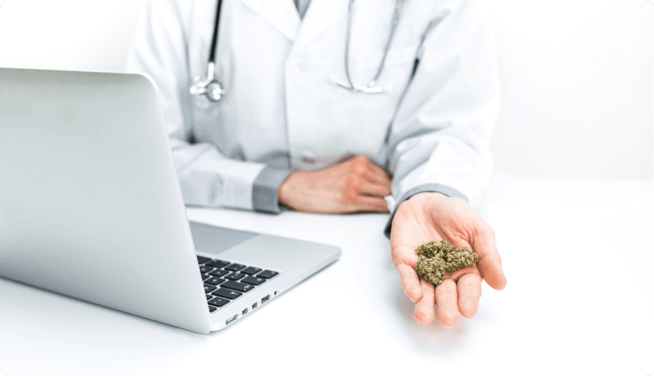 Eine Person mit einer Cannabis-Blüte in der Hand.